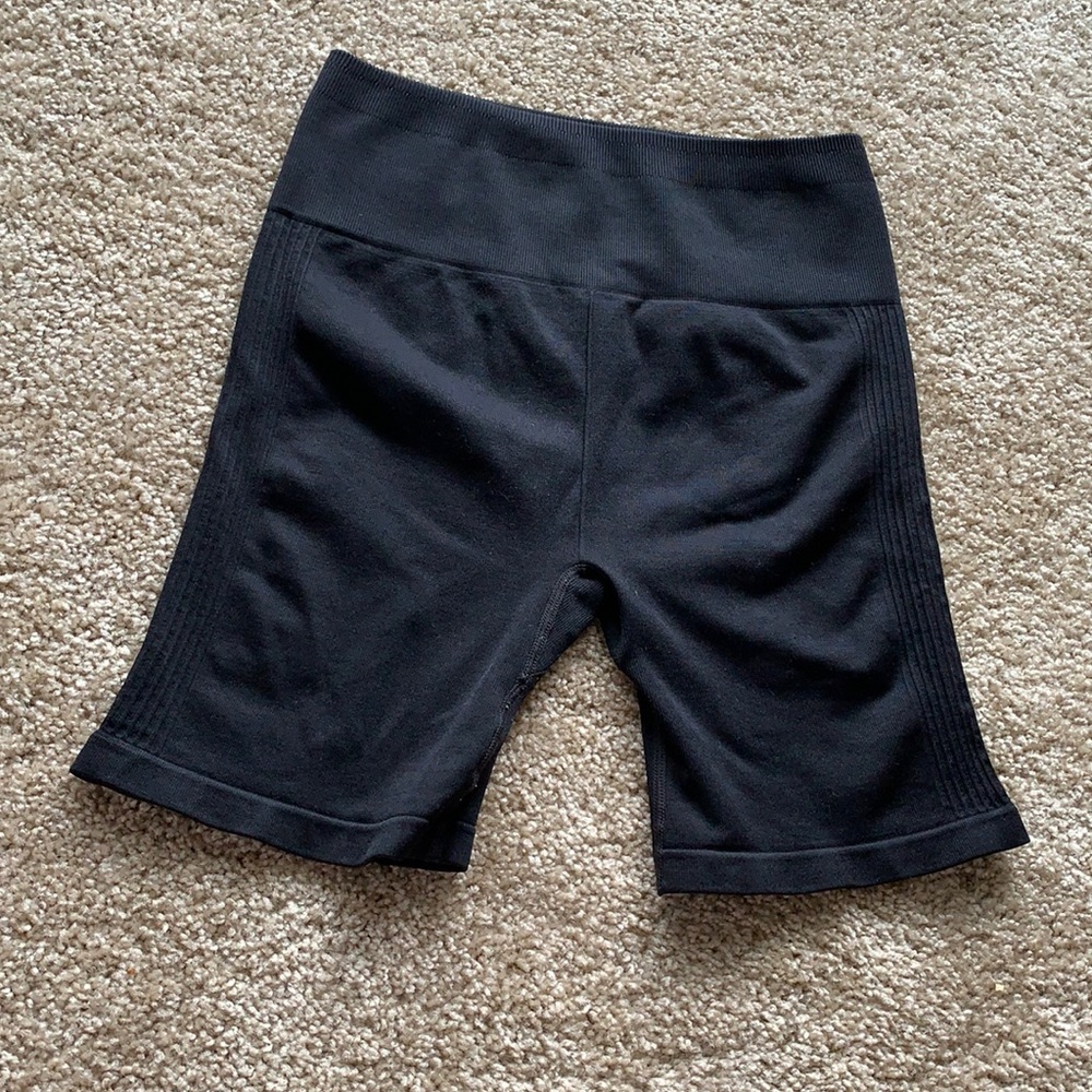 Black seamless biker shorts - M